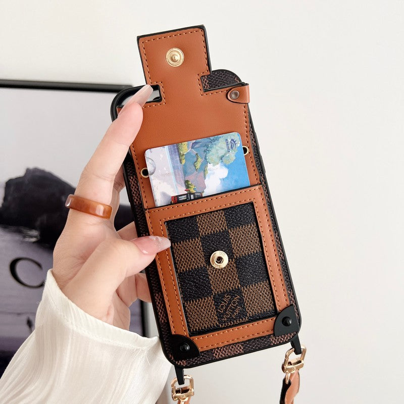 Capa luxuosa marrom com corrente crossbody para iPhone