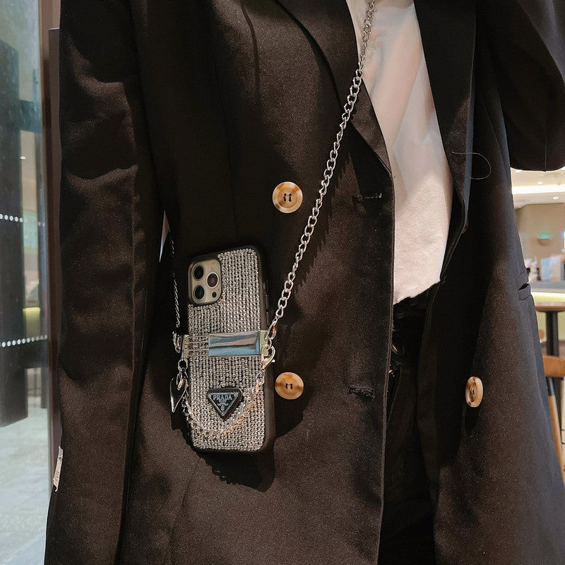 Capa luxuosa para iPhone com corrente crossbody de diamante