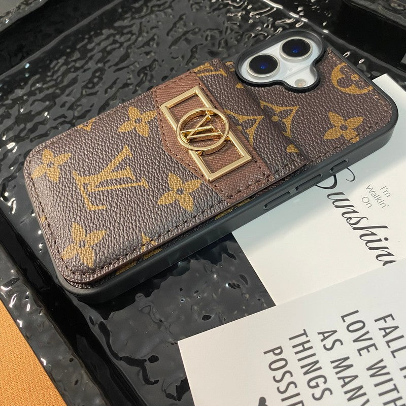 Funda de iPhone con logo dorado y tarjetero de lujo