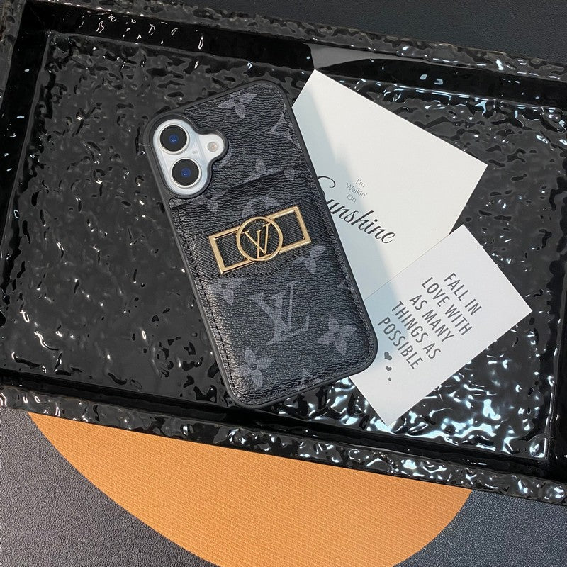 Funda de iPhone con logo dorado y tarjetero de lujo