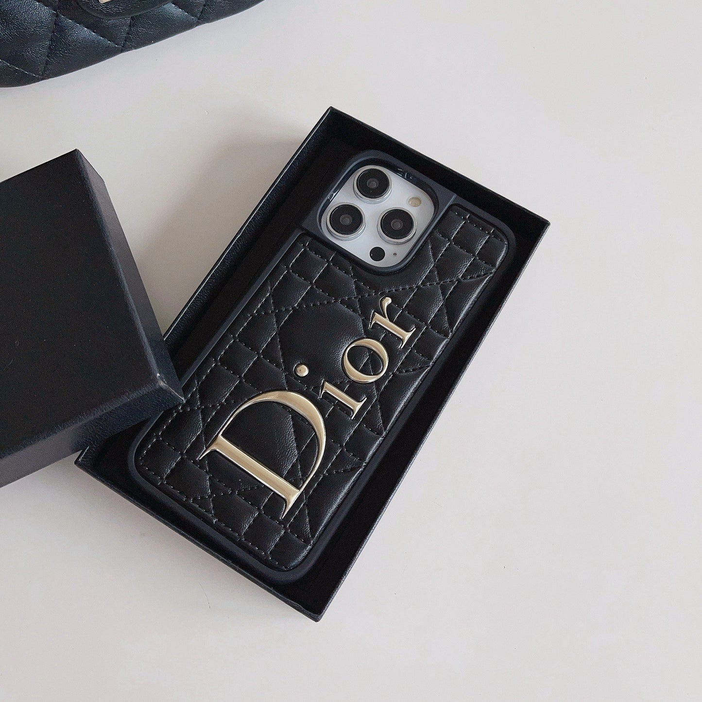 Capa de couro com logotipo dourado da moda para iPhone