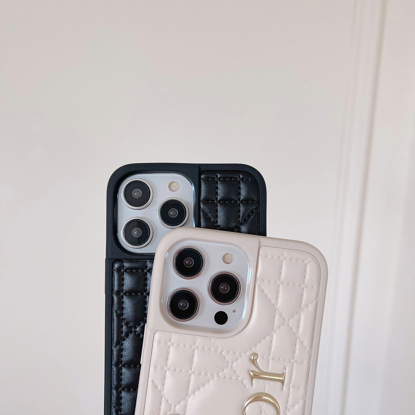 Capa de couro com logotipo dourado da moda para iPhone