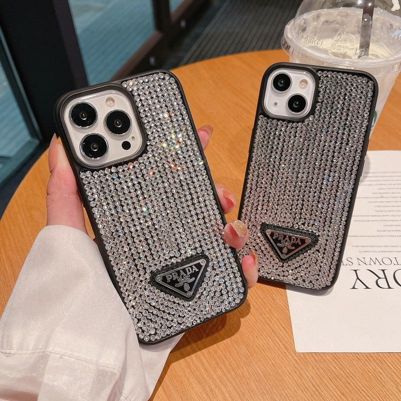 Capa luxuosa para iPhone com corrente crossbody de diamante