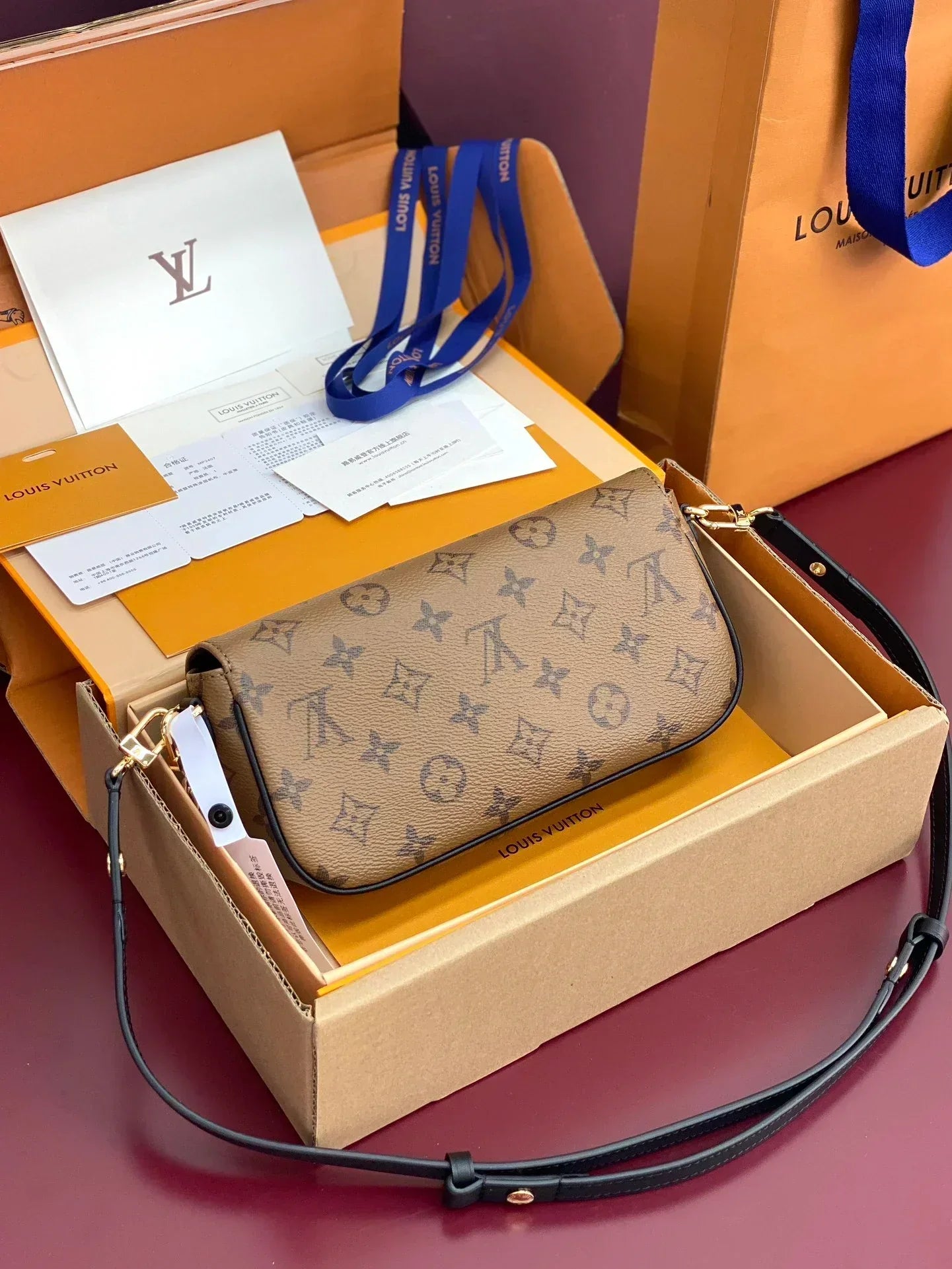Ylellinen klassinen monogrammiolkalaukku