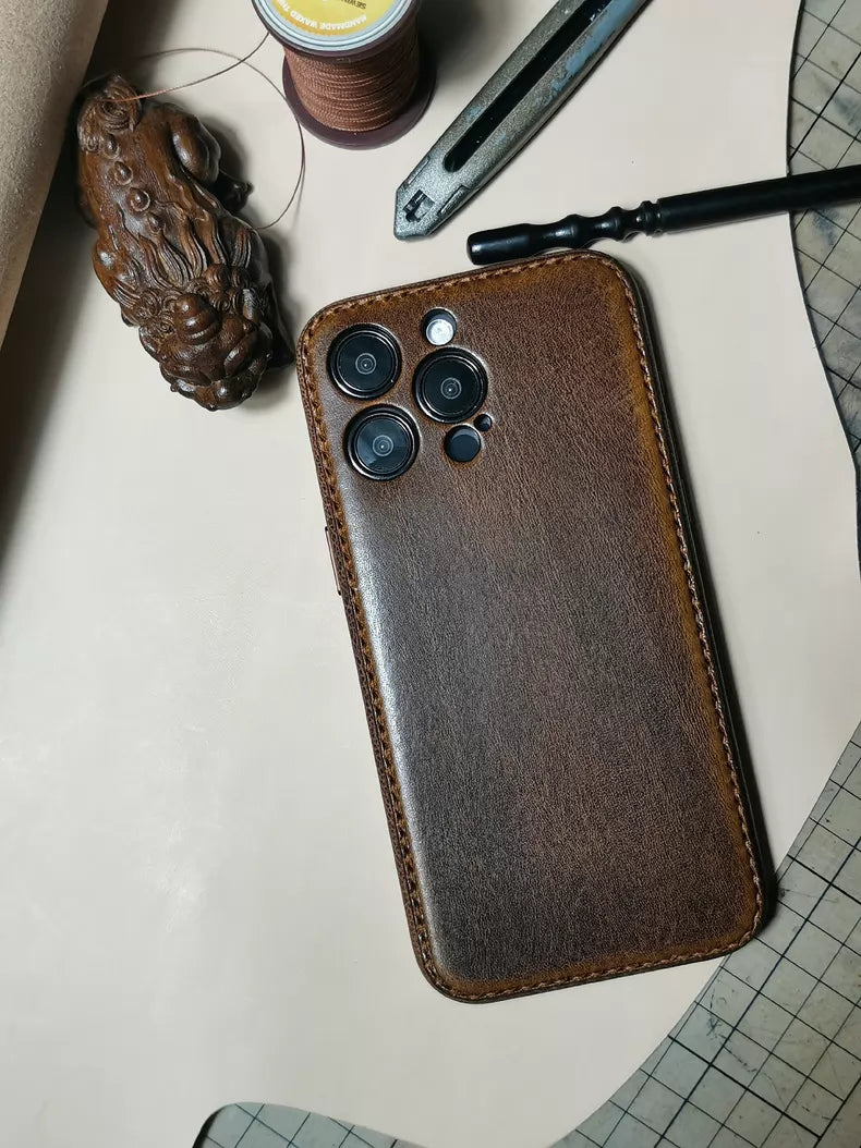 Håndlaget iPhone-deksel i grønnsaksgarvet skinn – Vintage Patina Edition