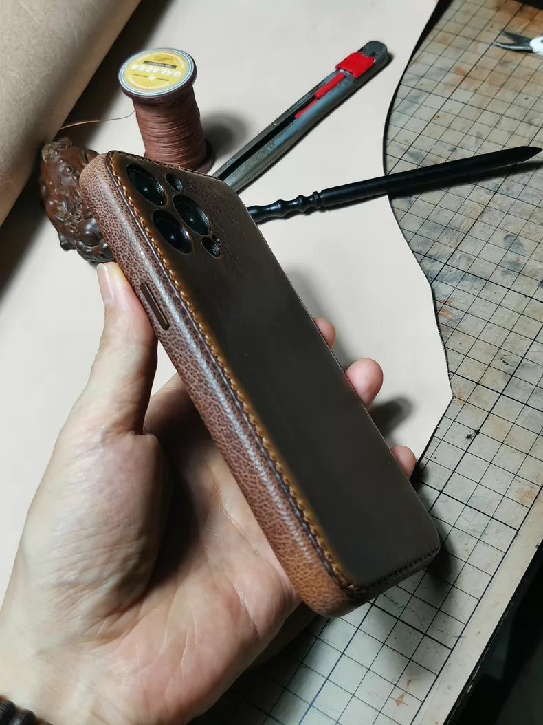 Håndlaget iPhone-deksel i grønnsaksgarvet skinn – Vintage Patina Edition