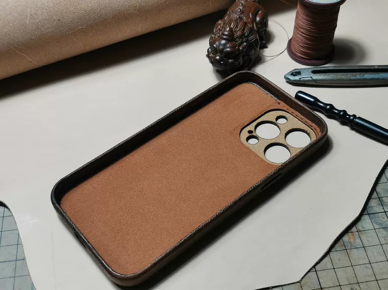 Håndlaget iPhone-deksel i grønnsaksgarvet skinn – Vintage Patina Edition