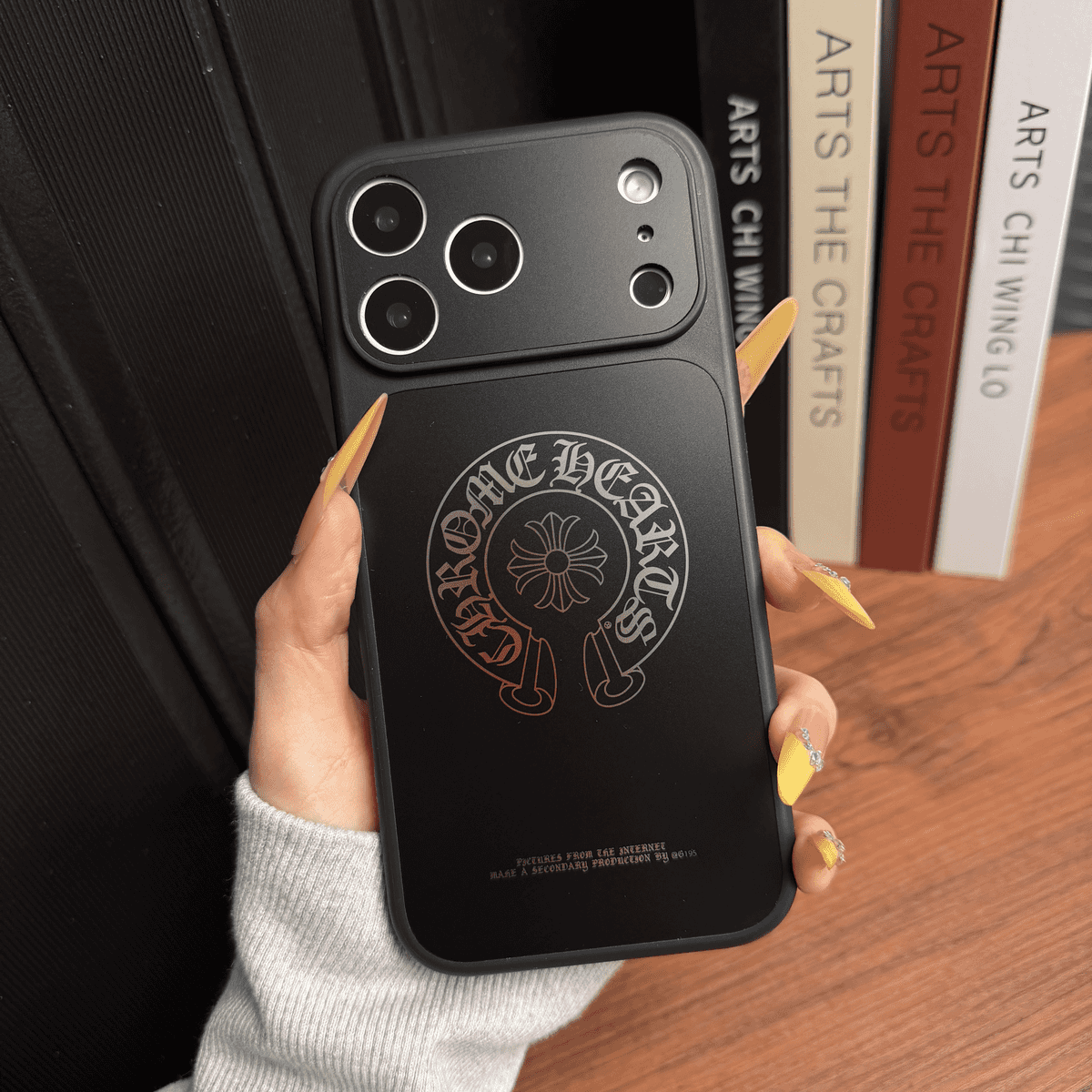Chrome Hearts suojaava iPhone-kotelo