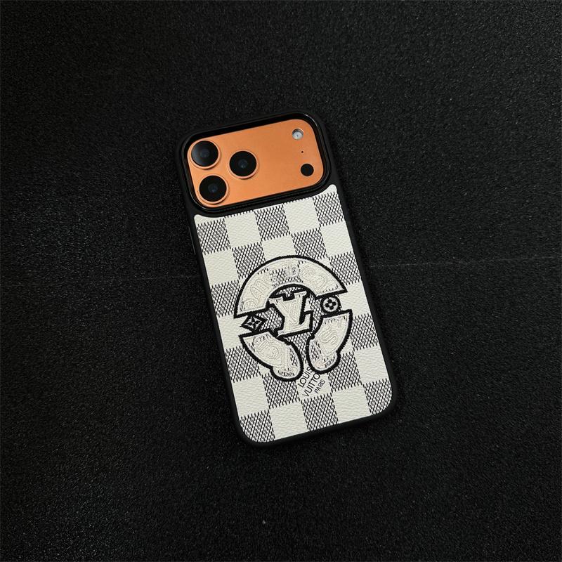 刺繍入りレザーテクスチャーチェッカーボードフォンケース、レイズドステッチエンブレム付き