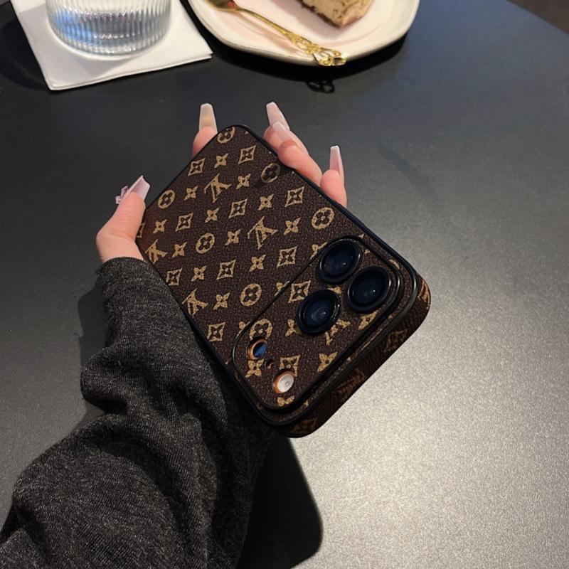 Funda premium para iPhone con textura de cuero y monograma