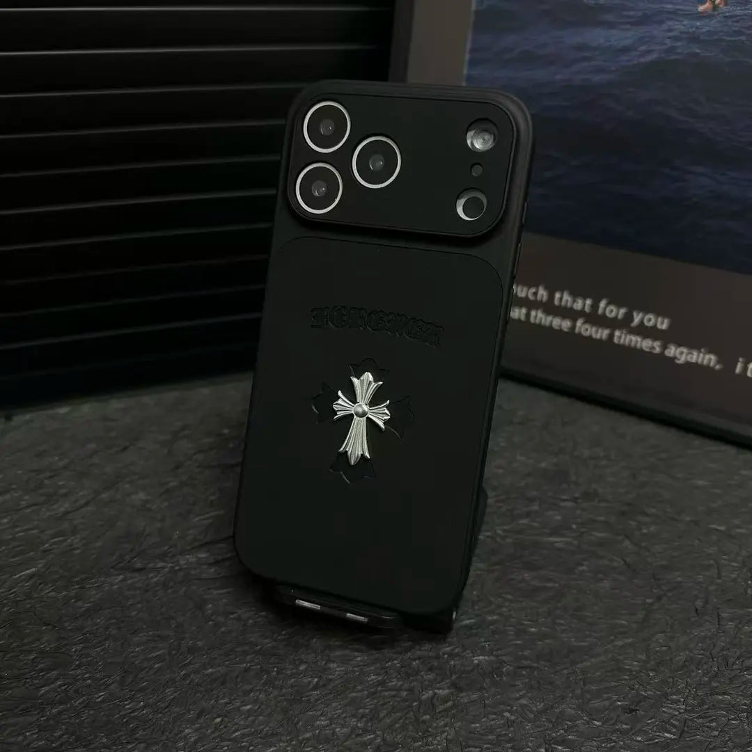 Capa para iPhone em couro com cruz de corações cromados