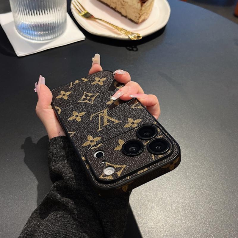 Funda premium para iPhone con textura de cuero y monograma