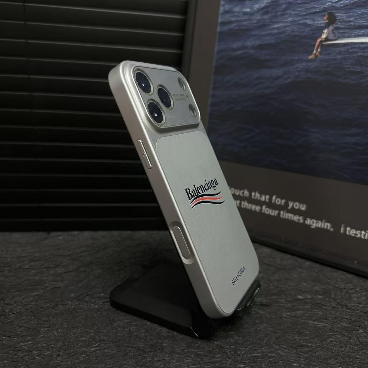 Balenciaga ihlette matt védő iPhone-tok teljes lencsevédelemmel