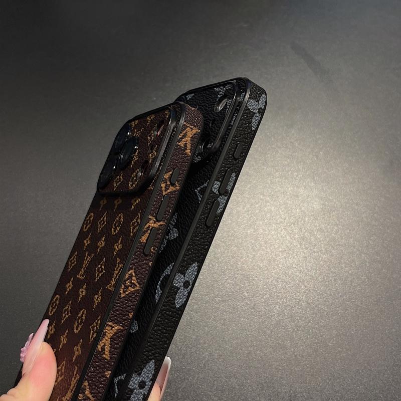 Funda premium para iPhone con textura de cuero y monograma