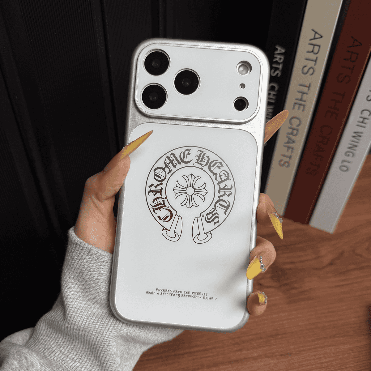 Chrome Hearts suojaava iPhone-kotelo