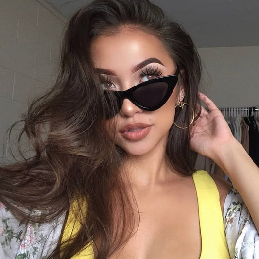 新しいレトロファッションサングラス女性ブランドデザイナーヴィンテージキャットアイ黒、白サングラス女性女性 UV400 Oculos